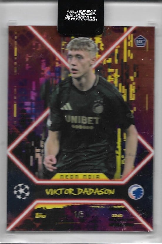 Viktor Dadason
Red /5
card no. 2240
(UCC Neon Noir)